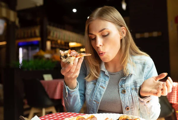 Grappig Blond Meisje Jeans Jasje Eten Pizza Bij Restaurant — Stockfoto