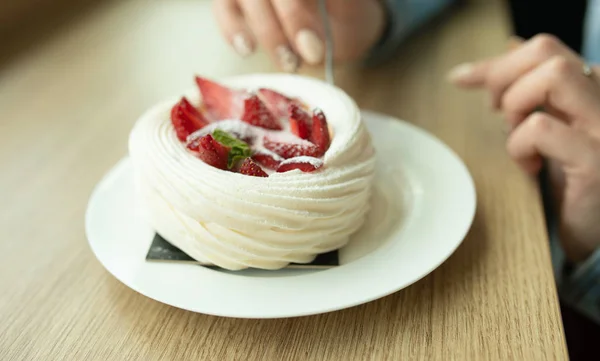 Hemlagad Jordgubbs Shortcake Toppad Med Färsk Jordgubb — Stockfoto