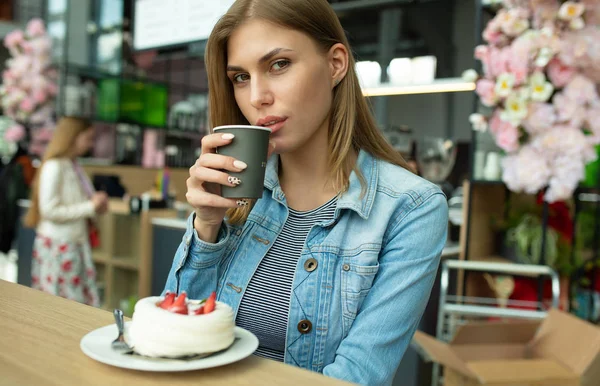 Hermosa Joven Sonriente Comiendo Pastel Tomando Café Una Cafetería — Foto de Stock