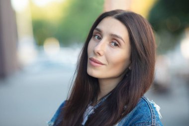 parkta güzel gülümseyen kadın.