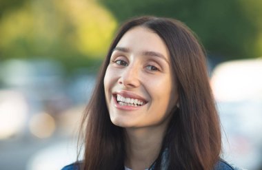 Güzel bir esmer kadın samimi mutlu neşeli olumlu ifade ile Büyük parlak beyaz gülümseme headshot.