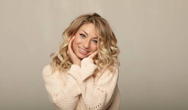 Genç kadın gülümseme gösteren, rahat akıllı giyim, beyaz arka plan karşı izole. Duygu ve iyimser, olumlu, mutlu duygu konsept stüdyo ateş Kafkas sarışın modeli.