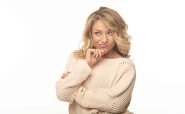 Beyaz arka plan üzerinde izole duran genç bayan düşünme görüntüsü. Kenara bakmak.