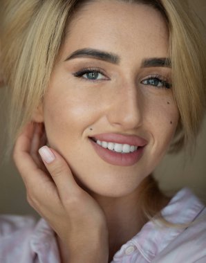 yakın çekim portre çekici bir genç kadın gülümsüyor.