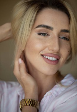 Güzel genç kız yakın doğal portresi.