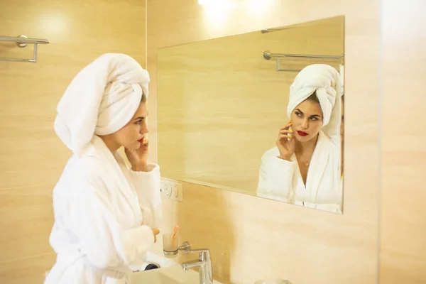 Mooie Lachende Jonge Vrouw Badjas Handdoek Hoofd Kijken Spiegel Badkamer — Stockfoto