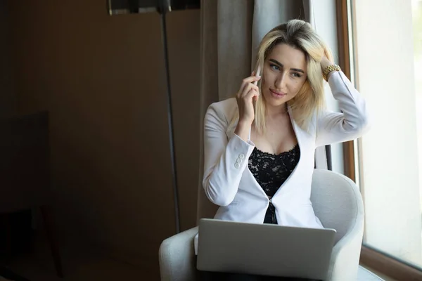 Jobber Hotellrommet Vakker Ung Forretningskvinne Dress Som Jobber Med Laptop – stockfoto