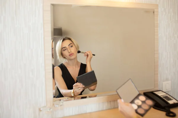Mulher Beleza Aplicando Maquiagem Menina Bonita Olhando Espelho Aplicando Cosméticos — Fotografia de Stock