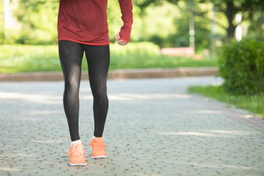 Spor giyim erkek eğitim alt görünümü.