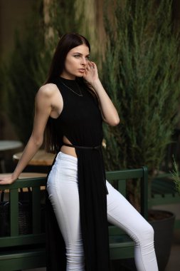 Park arka planda poz veren ince esmer kadın portresi