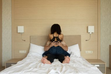 Yatakta şehvetli erotik ön sevişme multiracial çift.