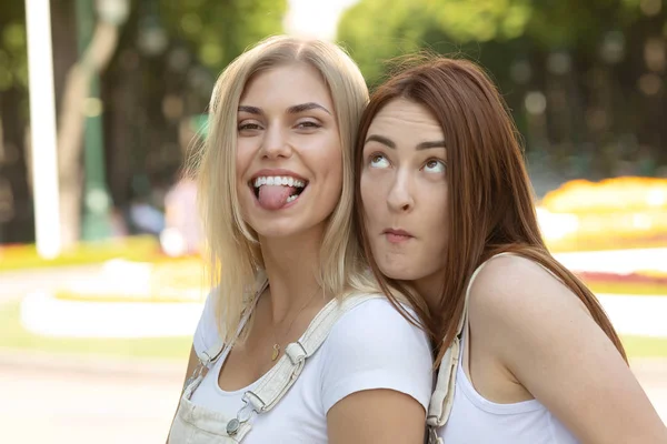Εικόνα Από Δύο Νεαρές Χαρούμενες Γυναίκες Φίλες Στέκονται Έξω Καλύτεροι — Φωτογραφία Αρχείου