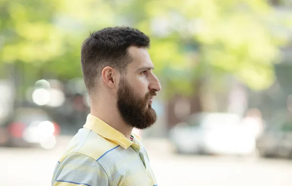 Jeune Homme Barbu Shirt Rayé Posant Dans Parc — Photo