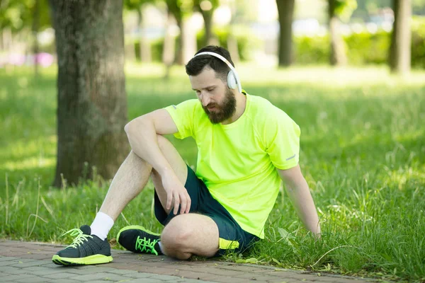 Tânăr Barbă Obosit Căști Îmbrăcăminte Sport Odihnindu După Antrenament Parc — Fotografie, imagine de stoc