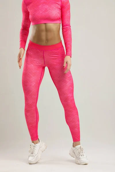 Jovem Loira Apto Mulher Brilhante Rosa Sportswear Posando Estúdio — Fotografia de Stock