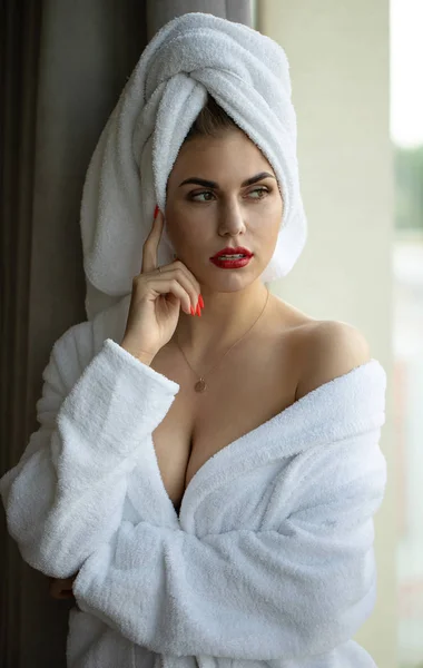 Retrato Mujer Rubia Con Maquillaje Brillante Albornoz Posando Habitación Hotel —  Fotos de Stock
