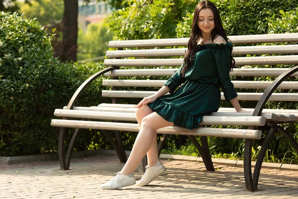 Beautiful Young Brunette Woman Sitting Bench Park — Stock Photo, Image