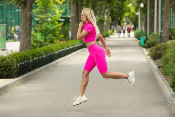 Jonge Blonde Fit Vrouw Roze Outfit Trainen Park — Stockfoto