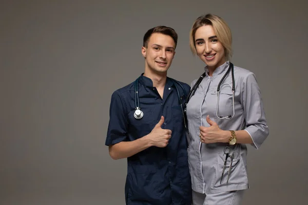 Gelukkig Medisch Personeel Portret Van Twee Artsen Witte Jassen Die — Stockfoto