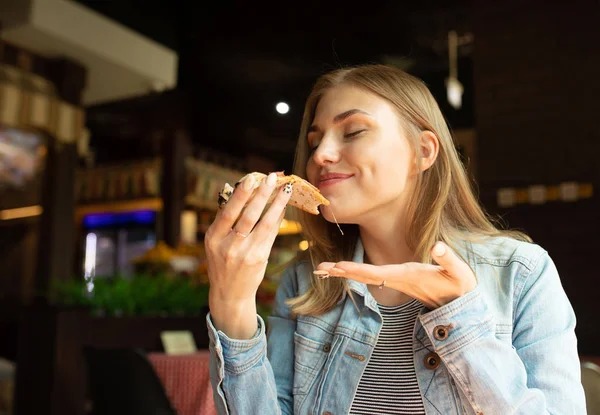 Retrato Mujer Rubia Comiendo Pizza Recién Horneada Cafetería — Foto de Stock