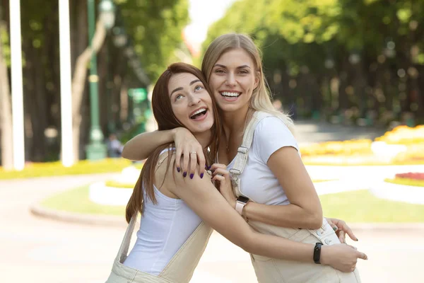 Εικόνα Από Δύο Νεαρές Χαρούμενες Γυναίκες Φίλες Στέκονται Έξω Καλύτεροι — Φωτογραφία Αρχείου