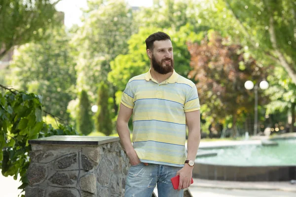 Jovem Barbudo Homem Listrado Shirt Posando Parque — Fotografia de Stock