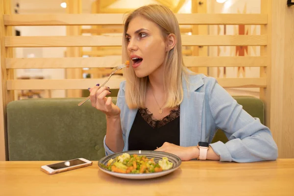 Preciosa Joven Sonriente Comiendo Verduras Guisadas Cafetería —  Fotos de Stock