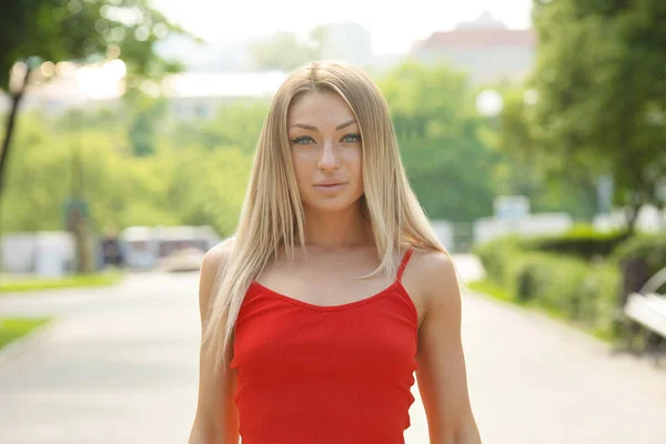 Retrato Jovem Loira Apto Mulher Posando Fundo Parque Borrado — Fotografia de Stock