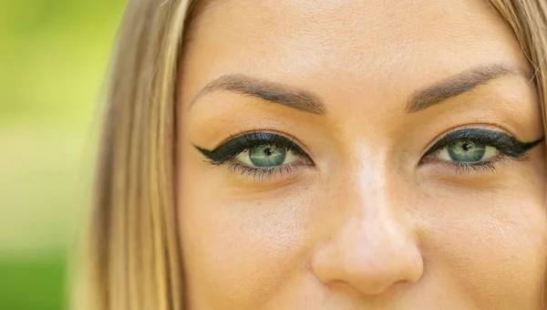 Porträtt Ung Blond Kvinna Med Fodrade Ögon Makeup — Stockfoto