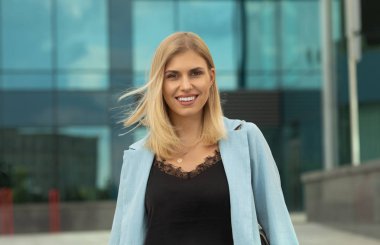 Şehirde poz mavi kıyafetli Pretty sarışın kadın