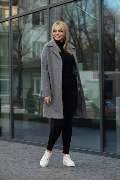 Elegant Blonde Woman Grey Coat Posing City Modern Building Background — Stock Photo, Image