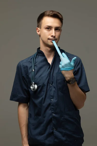 Jonge Mannelijke Arts Die Medische Handschoenen Aantrekt Zich Voorbereidt Het — Stockfoto