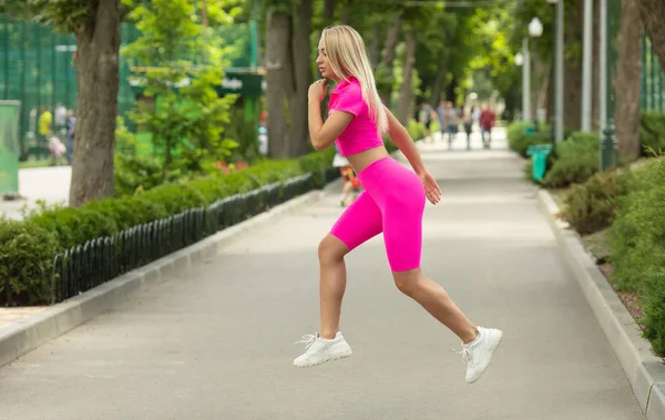 Young Blonde Fit Woman Pink Outfit Exercising Park — Stock Photo, Image