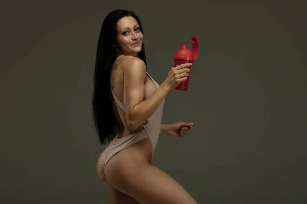 Vücut Geliştirme Aletli Esmer Spor Kızı Protein Içeceği Şişesi Olan — Stok fotoğraf