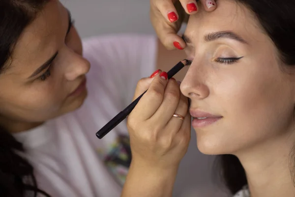 Artista Maquilagem Aplica Sombras Olho Mão Mestre Maquilagem Olhos Modelo — Fotografia de Stock