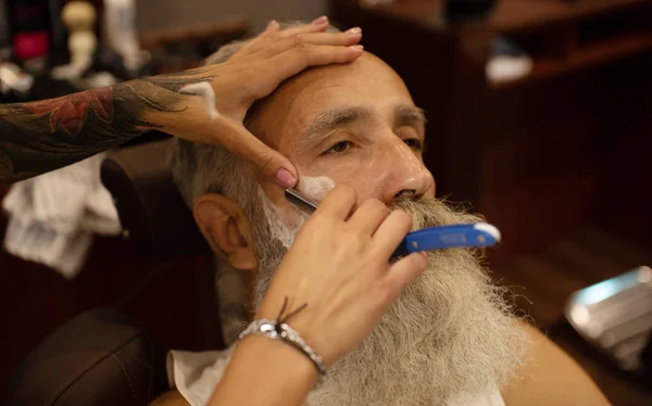 Maestro Corta Pelo Barba Los Hombres Peluquería Peluquería Hace Peinado — Foto de Stock