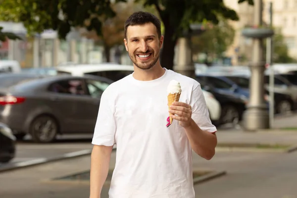 Jonge Positieve Man Die Ijs Stad Eet — Stockfoto