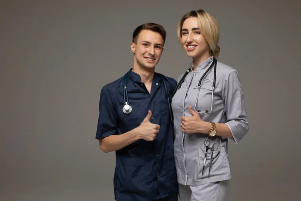 Gelukkig Medisch Personeel Portret Van Twee Artsen Witte Jassen Die — Stockfoto