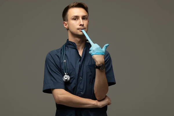 Jonge Mannelijke Arts Die Medische Handschoenen Aantrekt Zich Voorbereidt Het — Stockfoto