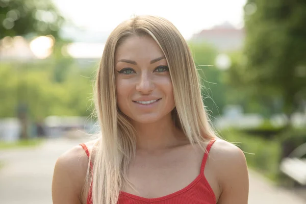 Retrato Una Joven Rubia Forma Mujer Posando Sobre Fondo Borroso —  Fotos de Stock