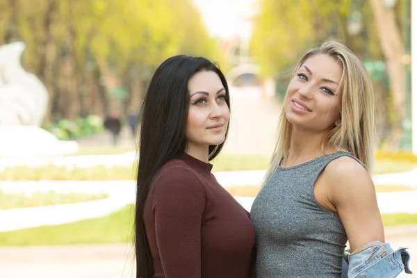 Dvě Krásné Mladé Ženy Pózující Spolu Venku — Stock fotografie