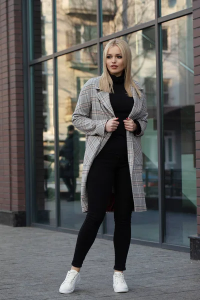 Elegant Blond Kvinna Ljus Grå Päls Poserar Staden Modern Byggnad — Stockfoto