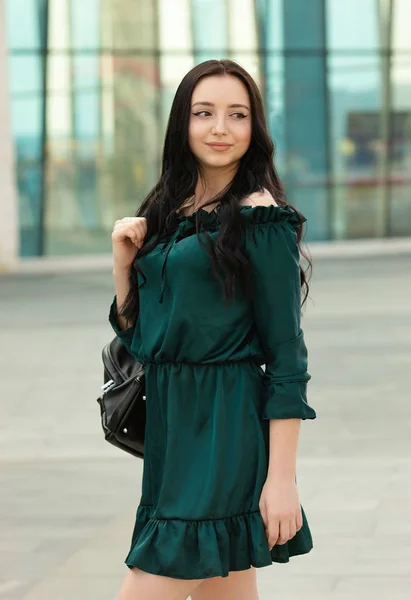 Bela Feliz Jovem Morena Mulher Andando Livre — Fotografia de Stock