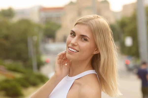 Closeup Portrait Pretty Blonde Woman Posing City — Stock Photo, Image