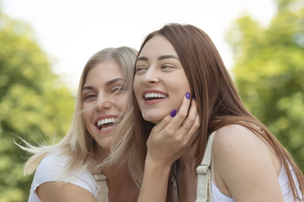 Afbeelding Van Twee Jonge Vrolijke Vriendinnen Die Buiten Staan Beste — Stockfoto