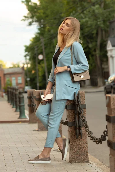 Pretty Blonde Woman Blue Outfit Posing City — Stock Photo, Image