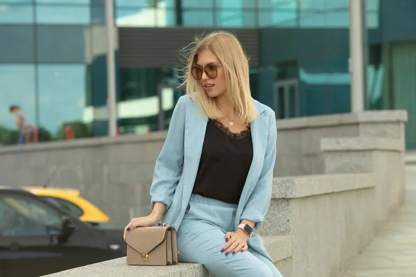 Elegant Blond Kvinna Blå Kostym Och Solglasögon Poserar Urban Bakgrund — Stockfoto