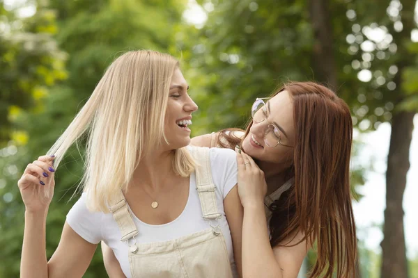 Twee Blije Vriendinnen Die Plezier Maken Het Park Beste Vrienden — Stockfoto