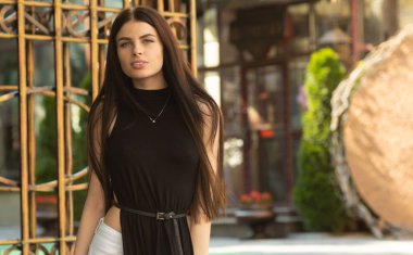 Park arka planda poz veren ince esmer kadın portresi