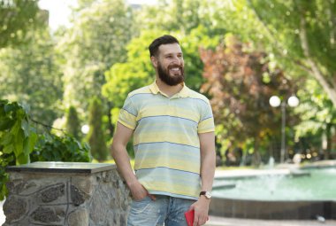 Parkta poz çizgili t-shirt genç sakallı adam